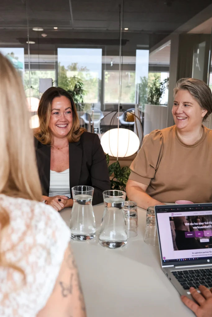 HR-konsult som ger support till en kund