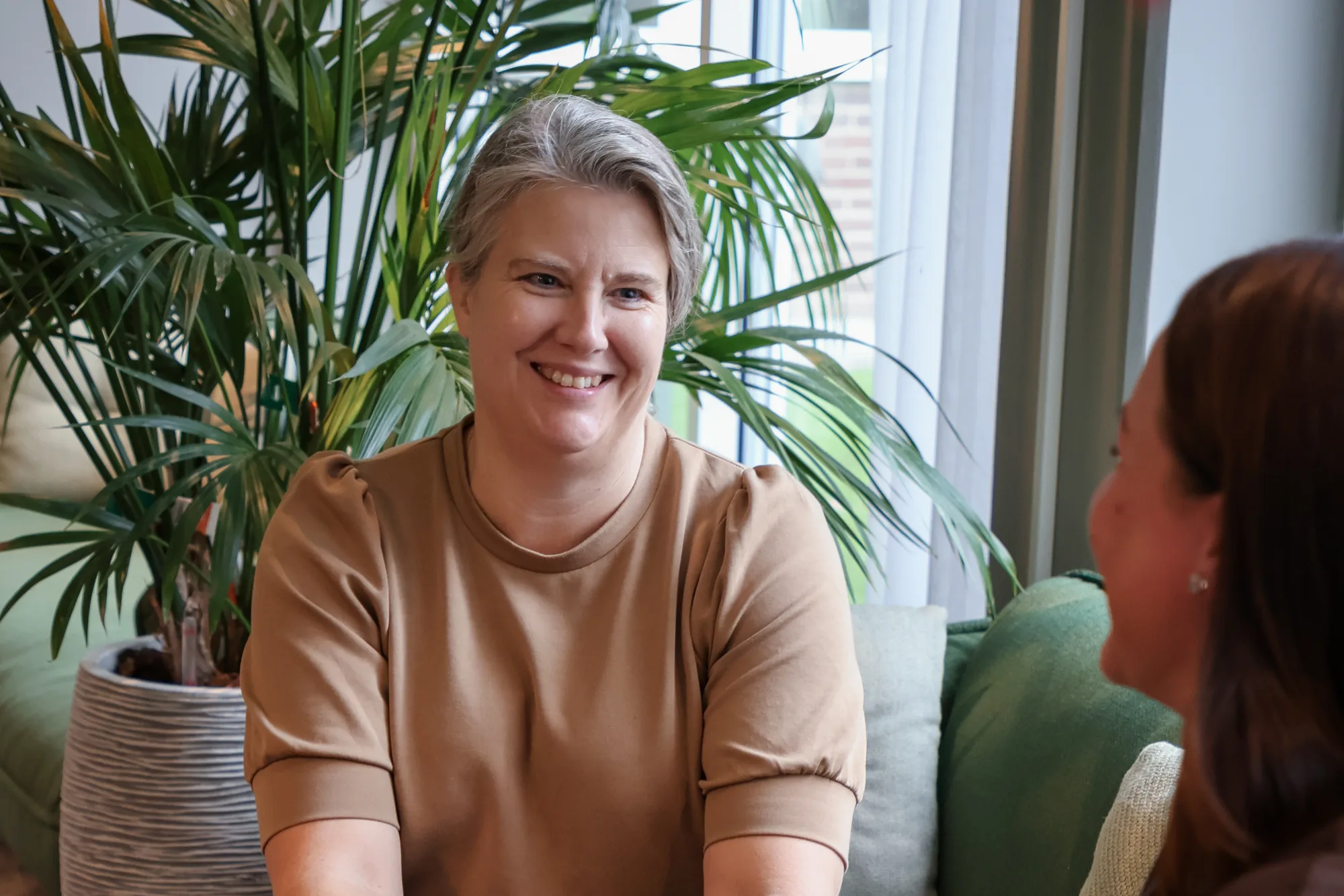 Två medarbetare på UCS One Business i samtal om kvalificerade ekonomitjänster