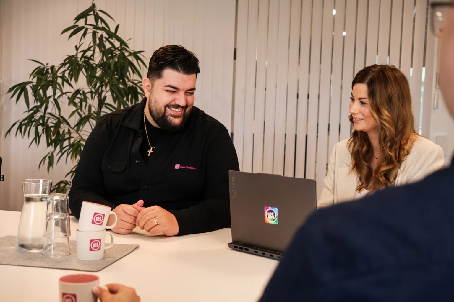 Två medarbetare på UCS One Business i ett kundmöte